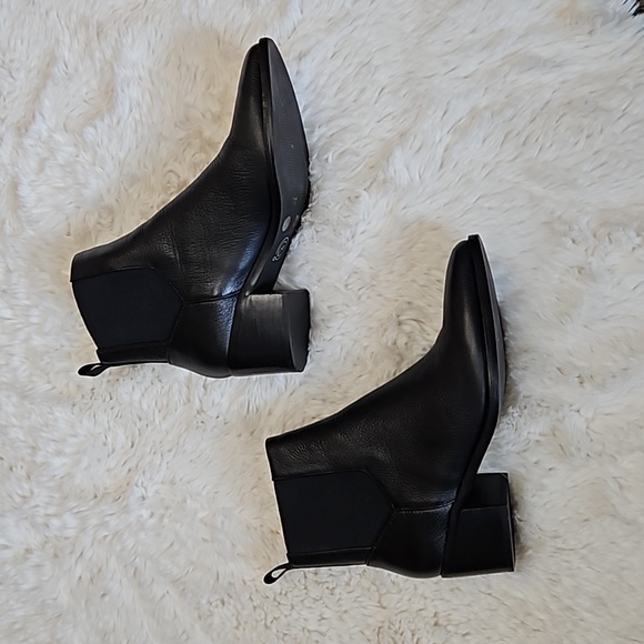 *SOLD* Chinese Filip Black Bootie, size 6, Like new with original box - Picture 2 of 12